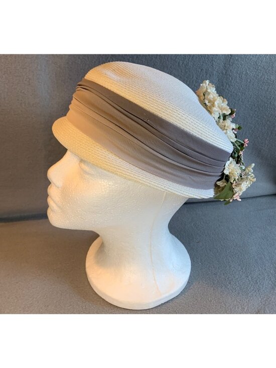 Ladies Ivory Hat with Gray Fabric Band and Small Flowers Size 22 Vintage main image 9